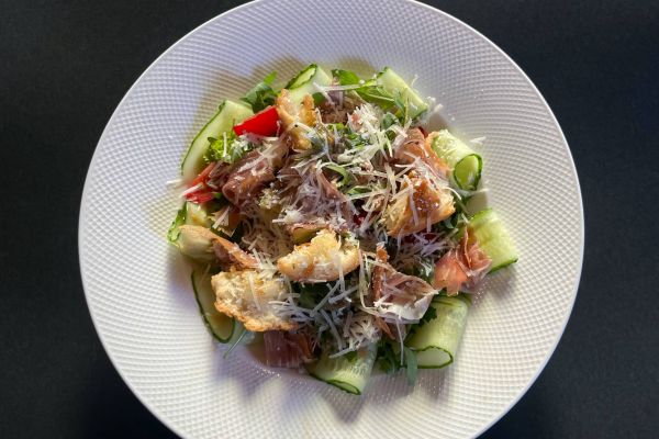 Салат з прошуто та хрусткими крутонами Салат з прошуто та хрусткими крутонами